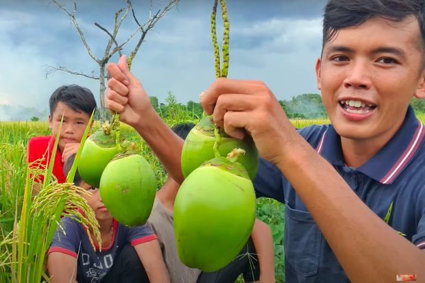  Vlogger đồng quê Việt Nam giới thiệu loại dừa ăn được cả vỏ khiến người xem trố mắt: Giòn như ổi, vị chát như chuối xanh? - Ảnh 3.