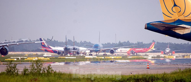 Máy bay ngủ la liệt trên sân bay Nội Bài do ảnh hưởng của đại dịch COVID-19 - Ảnh 3.