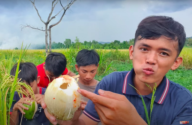  Vlogger đồng quê Việt Nam giới thiệu loại dừa ăn được cả vỏ khiến người xem trố mắt: Giòn như ổi, vị chát như chuối xanh? - Ảnh 4.