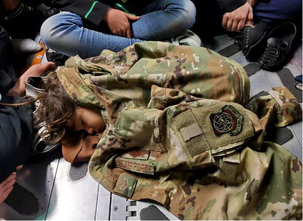  Mỹ công bố những bức ảnh đầu tiên về cuộc sơ tán khỏi Afghanistan - Ảnh 5.