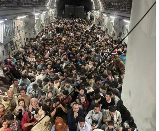  Mỹ công bố những bức ảnh đầu tiên về cuộc sơ tán khỏi Afghanistan - Ảnh 7.