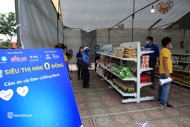  Ảnh: Người dân nghèo phấn khởi tới siêu thị 0 đồng đầu tiên tại Hà Nội - Ảnh 5.