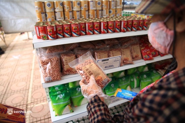  Ảnh: Người dân nghèo phấn khởi tới siêu thị 0 đồng đầu tiên tại Hà Nội - Ảnh 7.