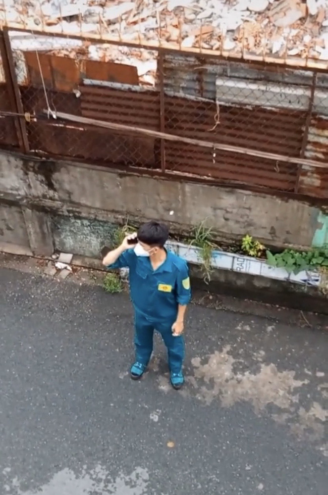 Xúc động hình ảnh chàng dân quân tự vệ tham gia chống dịch ghé về nhà xin mẹ bát mì, nhưng chỉ dám đứng ngoài đường ăn vội - Ảnh 3. Xúc động hình ảnh chàng dân quân tự vệ tham gia chống dịch ghé về nhà xin mẹ bát mì, nhưng chỉ dám đứng ngoài đường ăn vội - Ảnh 3.