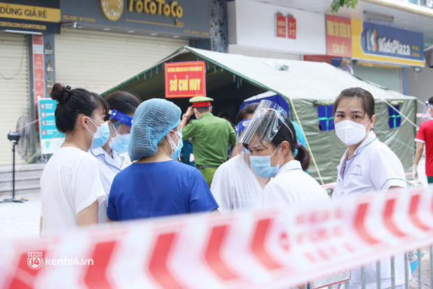  Hà Nội: Khoảng 100 y, bác sĩ được huy động xét nghiệm cho cư dân HH4C Linh Đàm - Ảnh 1.