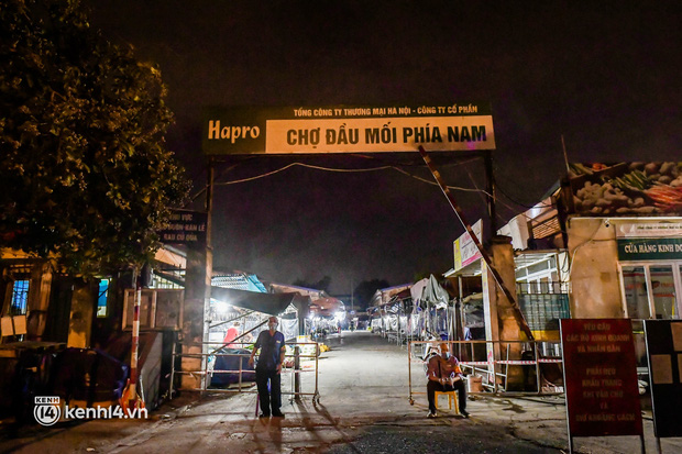  Hà Nội: Tiểu thương tất bật dọn hàng trong đêm khi chợ đầu mối phía Nam được mở trở lại - Ảnh 11.