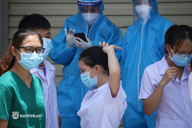  Hà Nội: Khoảng 100 y, bác sĩ được huy động xét nghiệm cho cư dân HH4C Linh Đàm - Ảnh 3.
