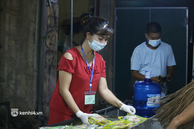  Hà Nội: Tiểu thương tất bật dọn hàng trong đêm khi chợ đầu mối phía Nam được mở trở lại - Ảnh 6.