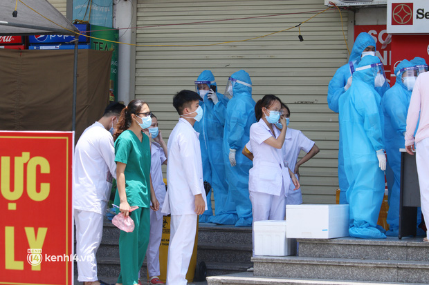  Hà Nội: Khoảng 100 y, bác sĩ được huy động xét nghiệm cho cư dân HH4C Linh Đàm - Ảnh 6.