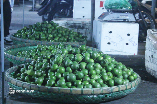  Hà Nội: Tiểu thương tất bật dọn hàng trong đêm khi chợ đầu mối phía Nam được mở trở lại - Ảnh 10.