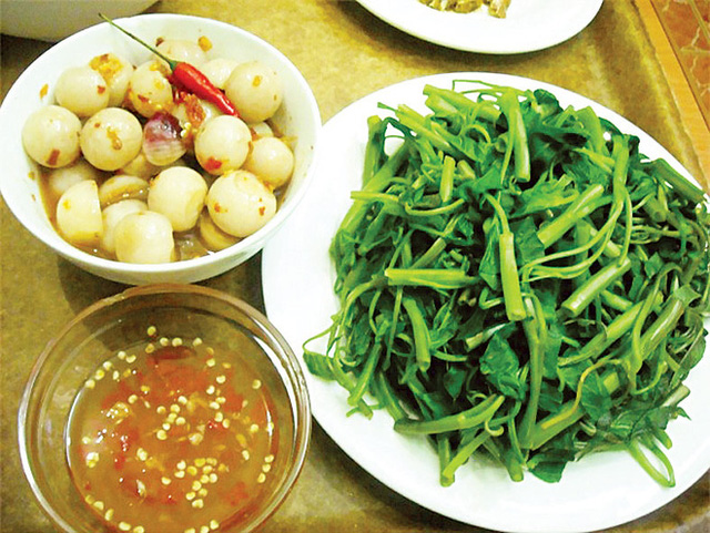     Rau mọc hoang ở Việt Nam trở thành món ăn siêu đắt ở nước ngoài: 50.000 đồng cho 6 cọng rau muống?  - Ảnh 1.