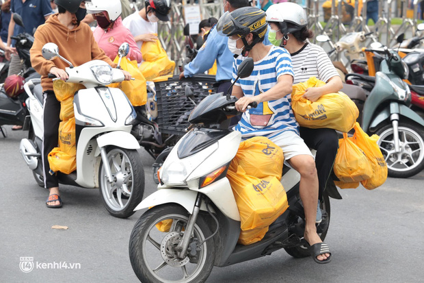  Ảnh: Nhà đông người, nhiều gia đình ở Sài Gòn chất hàng đầy xe để chở về, một buổi sáng đi siêu thị hết gần 10 triệu đồng - Ảnh 1.