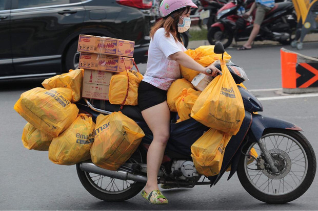 Ảnh: Nhà đông người, nhiều gia đình ở Sài Gòn chất hàng đầy xe để chở về, một buổi sáng đi siêu thị hết gần 10 triệu đồng - Ảnh 2.
