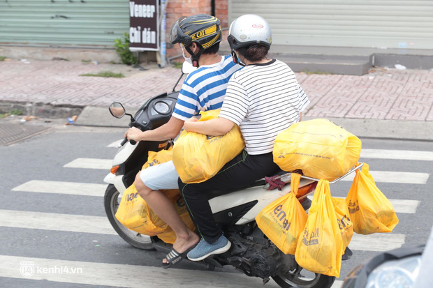 Ảnh: Nhà đông người, nhiều gia đình ở Sài Gòn chất hàng đầy xe để chở về, một buổi sáng đi siêu thị hết gần 10 triệu đồng - Ảnh 3.