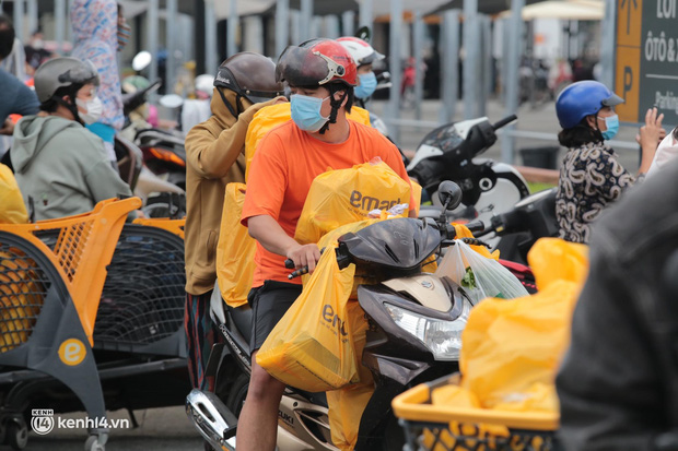  Ảnh: Nhà đông người, nhiều gia đình ở Sài Gòn chất hàng đầy xe để chở về, một buổi sáng đi siêu thị hết gần 10 triệu đồng - Ảnh 4.