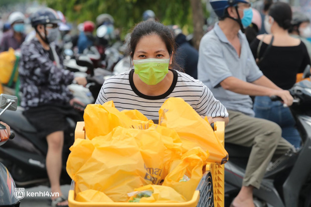  Ảnh: Nhà đông người, nhiều gia đình ở Sài Gòn chất hàng đầy xe để chở về, một buổi sáng đi siêu thị hết gần 10 triệu đồng - Ảnh 6.