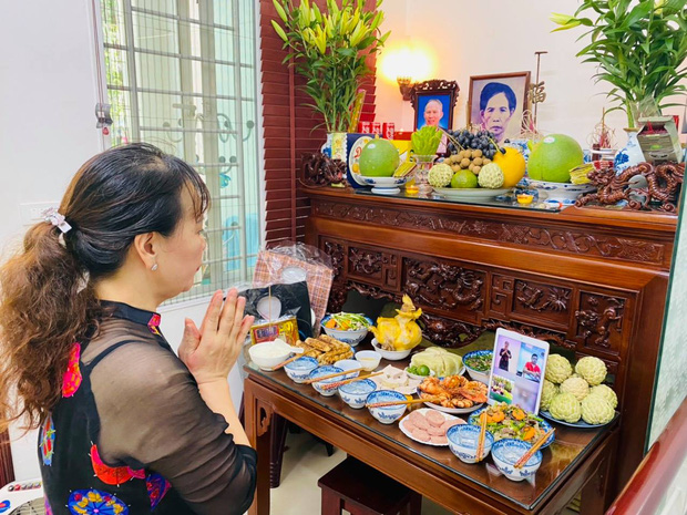Dịch Covid-19, người Hà Nội cúng lễ Vu Lan online, viếng mộ qua video call - Ảnh 1.