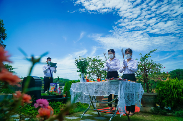Dịch Covid-19, người Hà Nội cúng lễ Vu Lan online, viếng mộ qua video call - Ảnh 2.