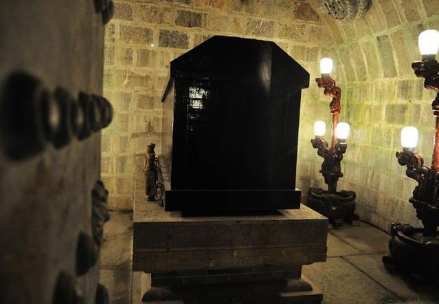 Con người sau khi chết chỉ cần 1 cỗ quan tài, vậy tại sao trong tang lễ của Bao Công lại xuất hiện đến 21 cỗ? - Ảnh 1. Con người sau khi chết chỉ cần 1 cỗ quan tài, vậy tại sao trong tang lễ của Bao Công lại xuất hiện đến 21 cỗ? - Ảnh 1.