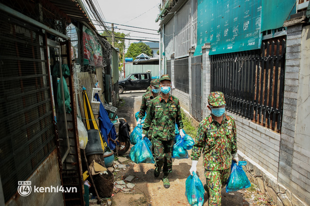  Người dân TP.HCM phấn khởi khi lực lượng quân đội mang rau xanh, lương thực đến từng hẻm, từng nhà trao tận tay bà con - Ảnh 13.