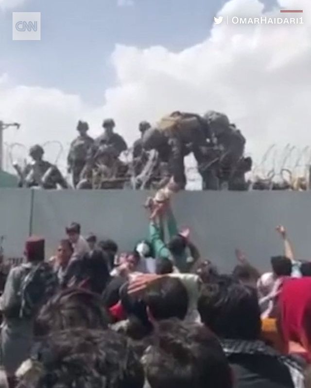  1 tuần sau ngày Kabul thất thủ: Sân bay vẫn hỗn loạn, hàng chục ngàn người Afghanistan tranh giành đến tuyệt vọng để trốn chạy khỏi Taliban  - Ảnh 1.
