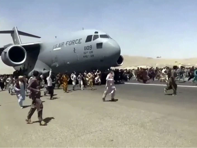  1 tuần sau ngày Kabul thất thủ: Sân bay vẫn hỗn loạn, hàng chục ngàn người Afghanistan tranh giành đến tuyệt vọng để trốn chạy khỏi Taliban  - Ảnh 2.