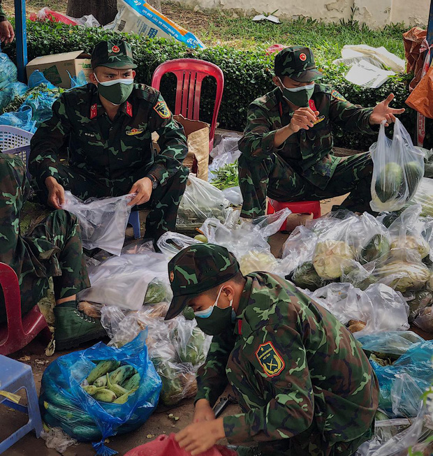 Chùm ảnh các chiến sĩ bộ đội tỉ mỉ sắp xếp từng phần quà, trao tận tay người dân Sài Gòn: Vừa nhanh nhẹn mà rất nề nếp, kỷ cương - Ảnh 2.