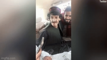 Bị Taliban đưa đi hành quyết, diễn viên hài trên TikTok của Afghanistan vẫn làm 1 điều khiến nhiều người kinh ngạc - Ảnh 2.