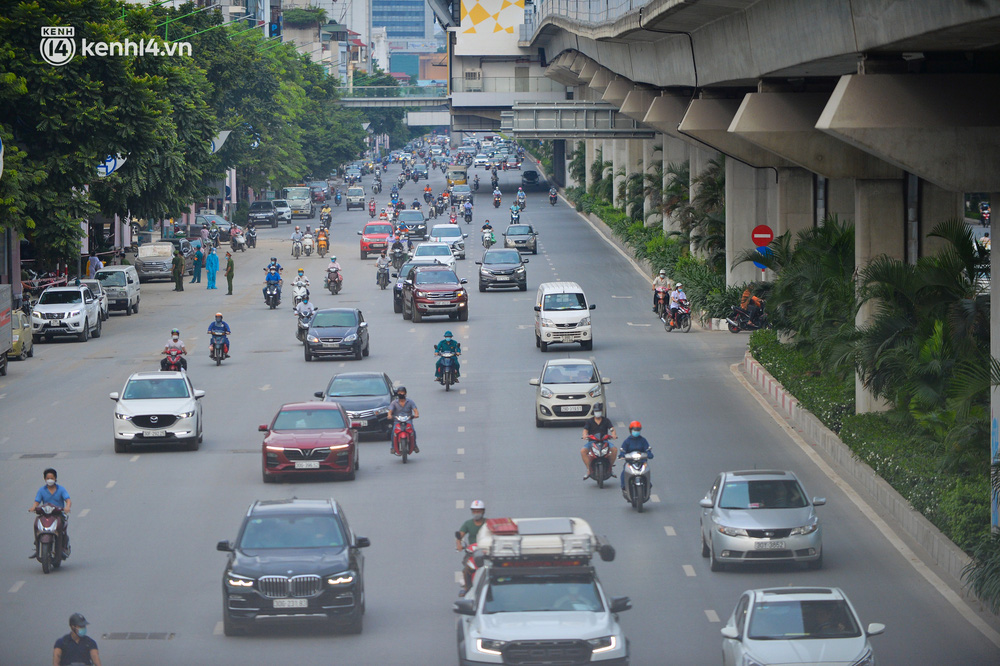Chỉ nhìn lại bức hình này, bạn đã thấy được sự đông đúc của người Hà Nội. Sự huyên náo, ồn ào, sẽ khiến bạn cảm thấy như đang sống trong một thành phố đầy năng lượng và sức sống.