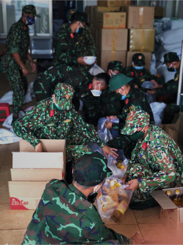  Chùm ảnh các chiến sĩ bộ đội tỉ mỉ sắp xếp từng phần quà, trao tận tay người dân Sài Gòn: Vừa nhanh nhẹn mà rất nề nếp, kỷ cương - Ảnh 3.