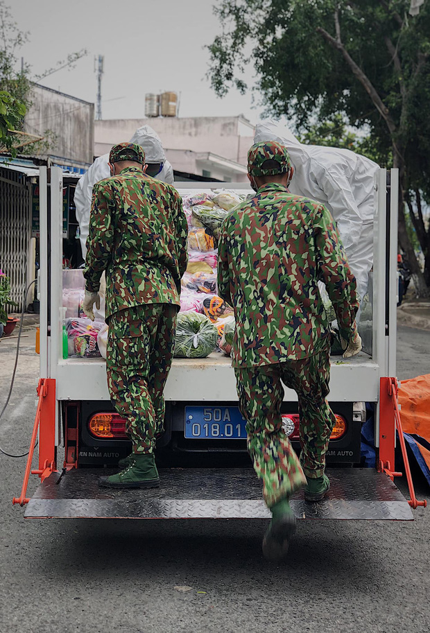  Chùm ảnh các chiến sĩ bộ đội tỉ mỉ sắp xếp từng phần quà, trao tận tay người dân Sài Gòn: Vừa nhanh nhẹn mà rất nề nếp, kỷ cương - Ảnh 7.