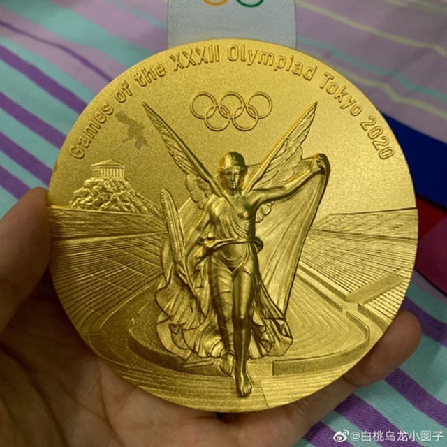 Huy chương vàng Olympic Tokyo 2020 vừa chạm nhẹ đã bay lớp mạ, dân mạng Trung Quốc chê bai: Đúng là đồ... Made in Japan! - Ảnh 1. Huy chương vàng Olympic Tokyo 2020 vừa chạm nhẹ đã bay lớp mạ, dân mạng Trung Quốc chê bai: Đúng là đồ... Made in Japan! - Ảnh 1.