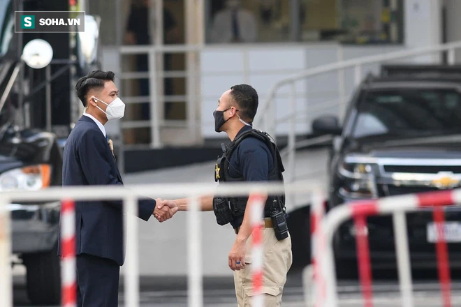 Vũ khí đặc biệt giấu kín trong vạt áo đặc vụ Mỹ bảo vệ PTT Harris thăm Việt Nam - Ảnh 1. Vũ khí đặc biệt giấu kín trong vạt áo đặc vụ Mỹ bảo vệ PTT Harris thăm Việt Nam - Ảnh 1.