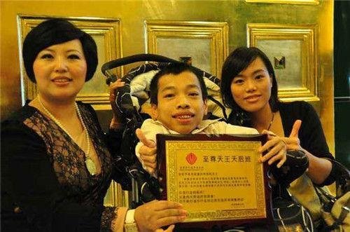 Chàng trai chỉ cao 90 cm tự mở công ty kinh doanh, kết hôn với vợ cao 1,7 m mặc lời gièm pha - Ảnh 2.