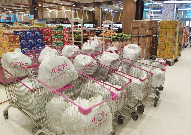  AEON, BigC tăng lên 14-15 combo từ trái cây, rau củ quả đến bánh mì, thực phẩm khô... có thể giao hàng 1.000-2.000 combo/ngày  - Ảnh 1.