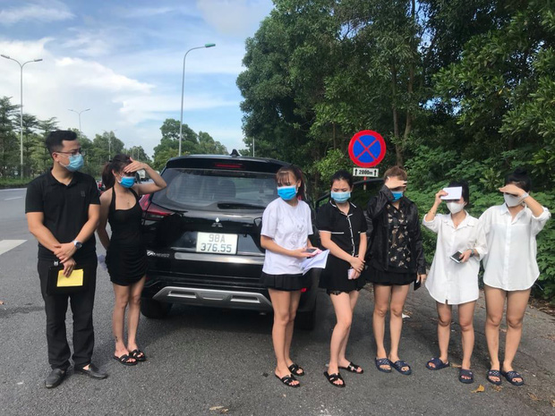  Hà Nội: Phát hiện 6 cô gái trên xe ô tô 7 chỗ dùng giấy đi đường giả - Ảnh 1.