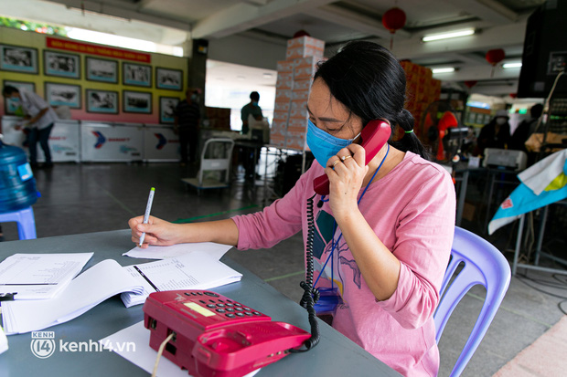 Cận cảnh một buổi đi chợ hộ của bộ đội, giáo viên... tại các siêu thị dã chiến ở TP.HCM trong thời gian siết chặt giãn cách - Ảnh 16.