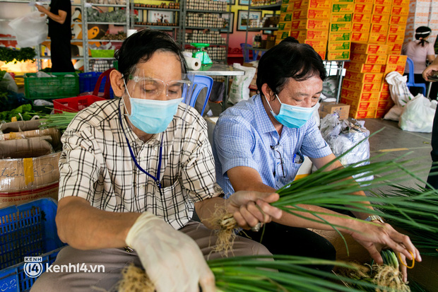 Cận cảnh một buổi đi chợ hộ của bộ đội, giáo viên... tại các siêu thị dã chiến ở TP.HCM trong thời gian siết chặt giãn cách - Ảnh 17.