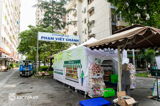 Cận cảnh một buổi đi chợ hộ của bộ đội, giáo viên... tại các siêu thị dã chiến ở TP.HCM trong thời gian siết chặt giãn cách - Ảnh 23.