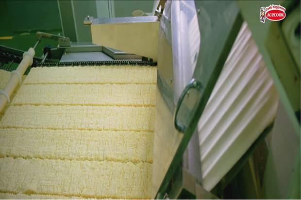 Cận cảnh quy trình trong nhà máy sản xuất mì Hảo Hảo: 1 phút làm được 600 gói, mì có chiên đi chiên lại nhiều lần? - Ảnh 5.