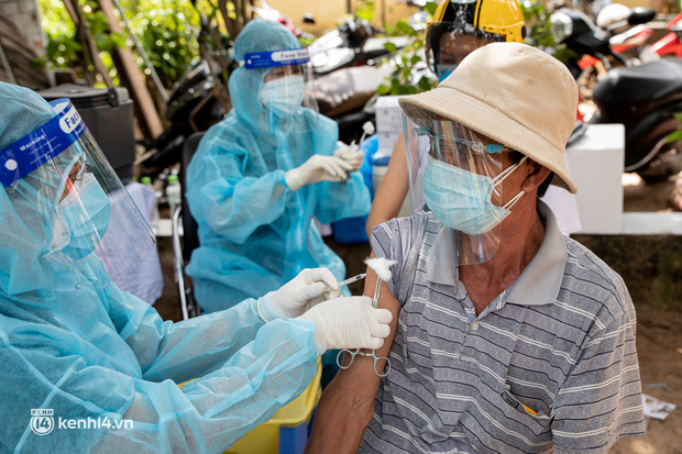  Ảnh: Người nghèo trong khu phong tỏa ở TP.HCM phấn khởi khi các đội vaccine lưu động đến tận nơi để tiêm chủng - Ảnh 28.