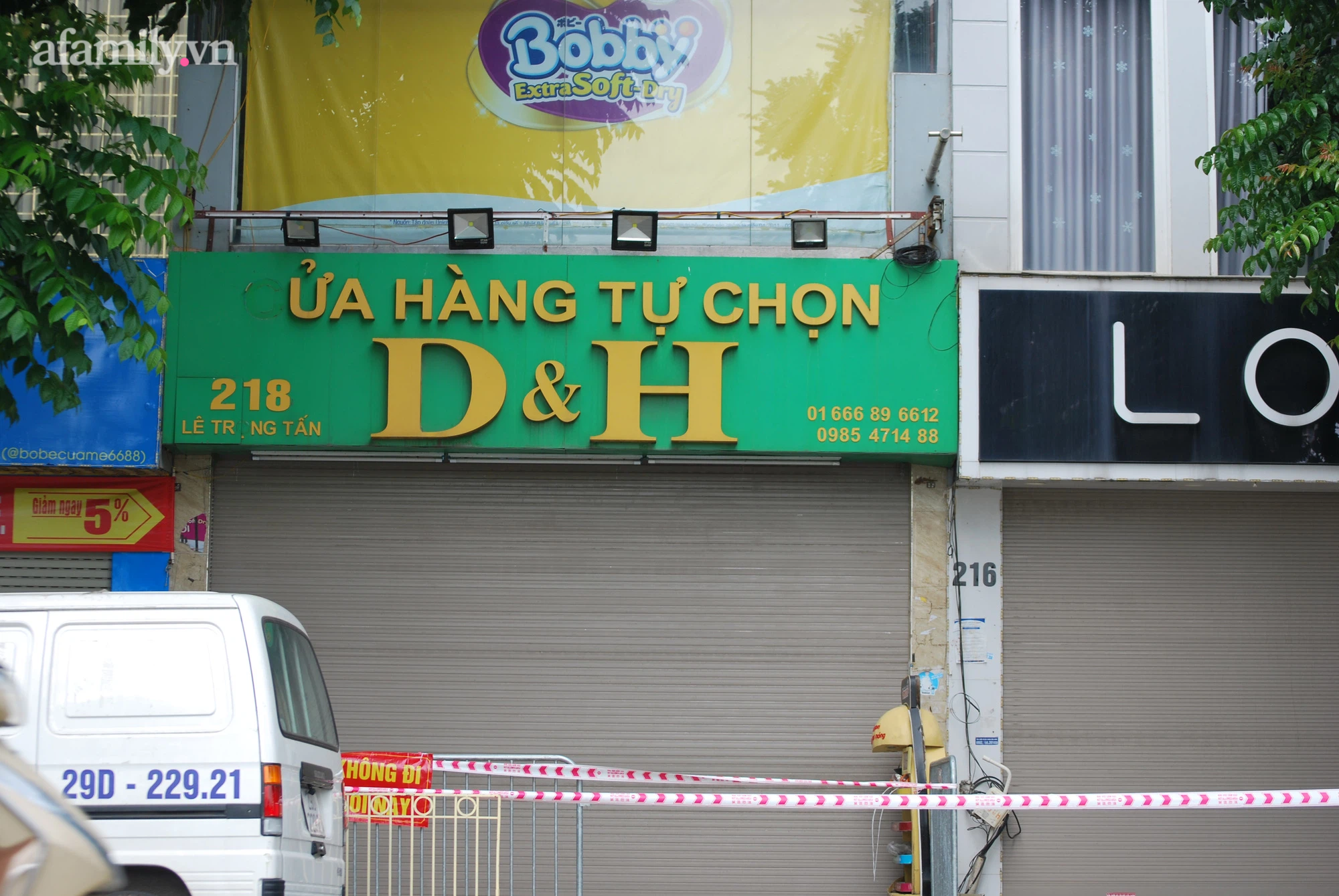 Hà Nội: Phong tỏa tạm thời cửa hàng tiện lợi và chung cư trên phố Lê Trọng Tấn liên quan ca dương tính SARS-CoV-2 - Ảnh 2.