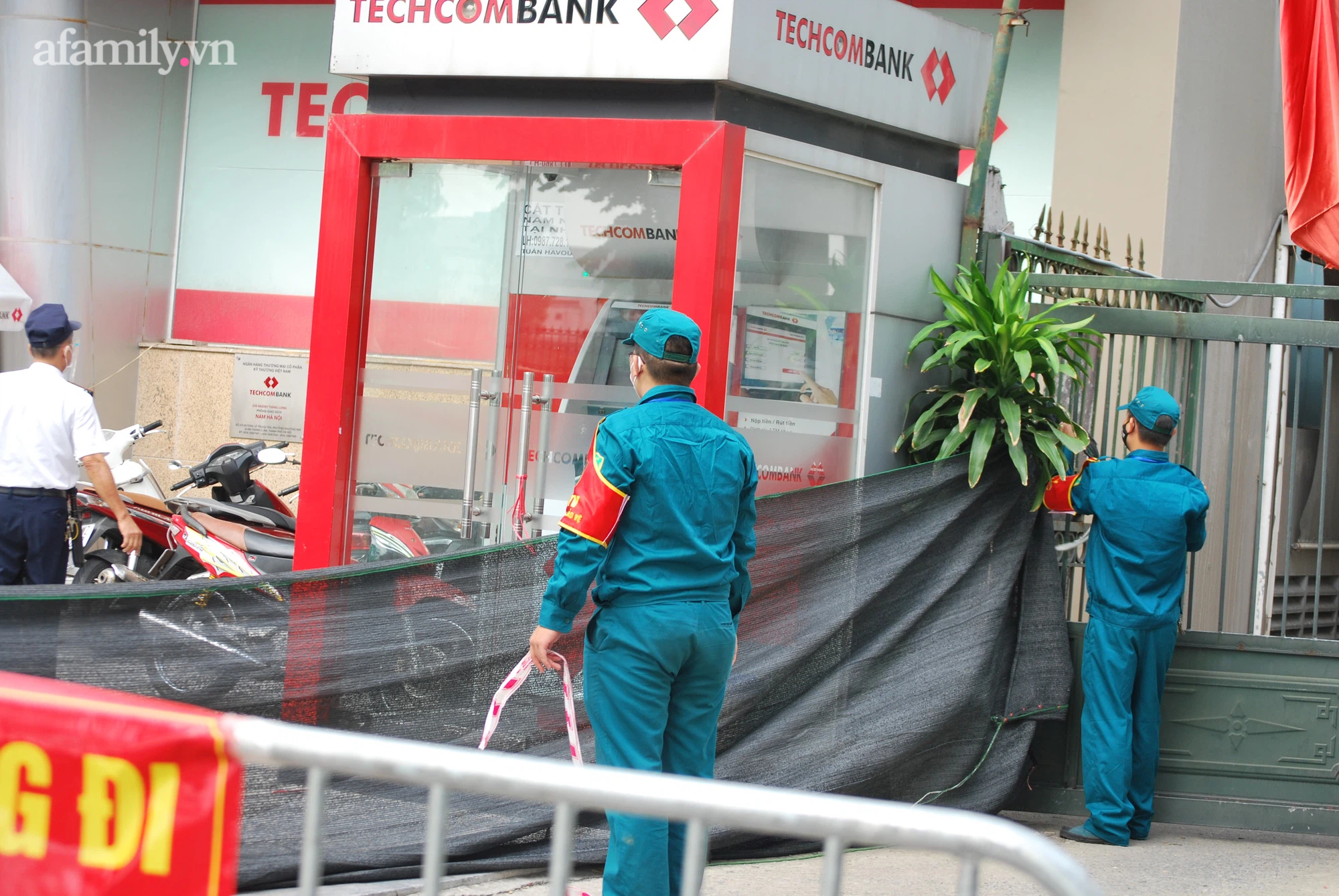 Hà Nội: Phong tỏa tạm thời cửa hàng tiện lợi và chung cư trên phố Lê Trọng Tấn liên quan ca dương tính SARS-CoV-2 - Ảnh 4.