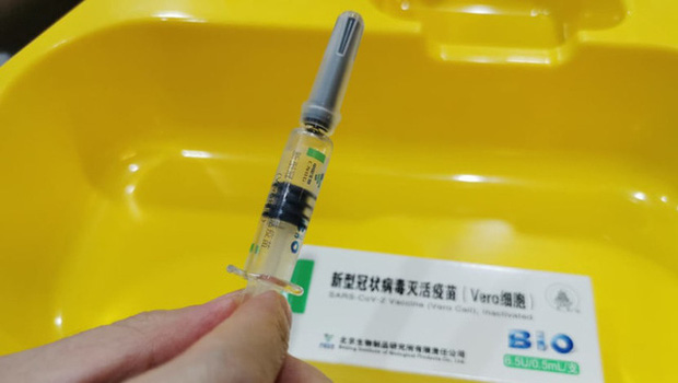  Vắc xin Sinopharm cháy hàng tại quốc gia Đông Nam Á giàu có: Phí tiêm 1,6 triệu VNĐ, dân xếp hàng cả tháng mới được tiêm - Ảnh 1.