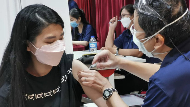  Vắc xin Sinopharm cháy hàng tại quốc gia Đông Nam Á giàu có: Phí tiêm 1,6 triệu VNĐ, dân xếp hàng cả tháng mới được tiêm - Ảnh 2.