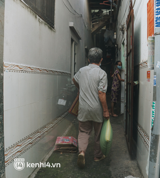  Vay ngân hàng để xây dãy trọ nhưng anh chủ vẫn giảm tiền thuê, còn mua tặng thực phẩm cho bà con nghèo ở Sài Gòn - Ảnh 6.