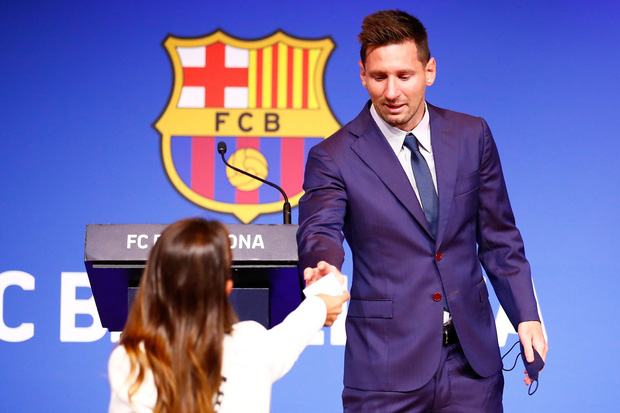  Messi khóc nức nở ngay khi bước vào buổi họp báo chia tay Barcelona - Ảnh 2.