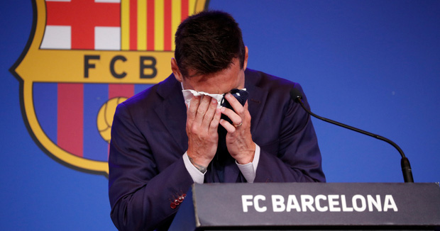  Messi khóc nức nở ngay khi bước vào buổi họp báo chia tay Barcelona - Ảnh 3.