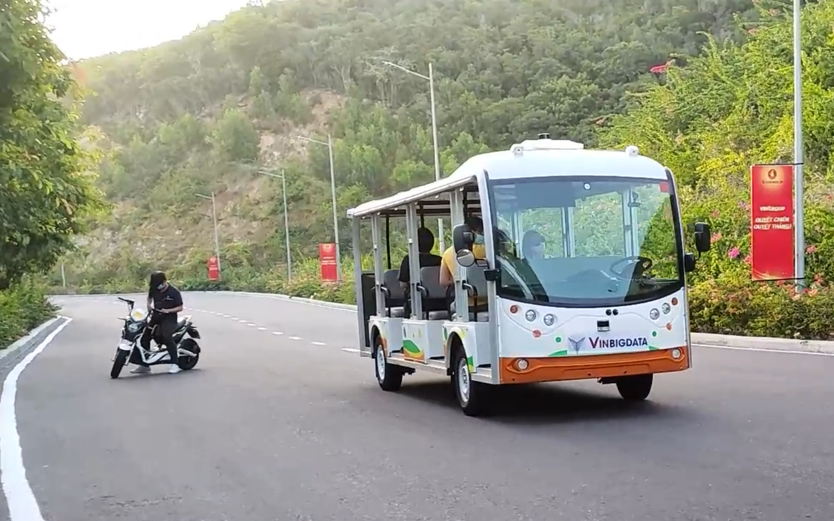 Video xe không người lái của Vingroup: Vận tốc tối đa 30km/h, định vị sai số chỉ 5cm, trang bị 6 camera góc rộng 102 độ để nhận diện vật cản
