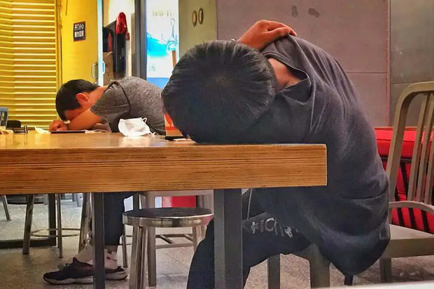  Bộ tộc chiếm chỗ ở KFC Trung Quốc: Phía sau những người đàn ông ăn thừa, ngủ ké, tìm mọi cách giảm bớt sự tồn tại trong mắt người xung quanh - Ảnh 1.
